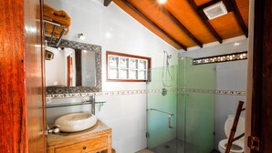 Deluxe Double Room | Bathroom | Shower, towels - Surfer Paradise Villas (Pererenan)