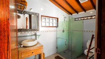 Deluxe Double Room | Bathroom | Shower, towels