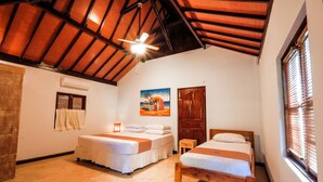 Deluxe Double Room | In-room safe, desk, soundproofing, iron/ironing board (on request) - Surfer Paradise Villas (Pererenan)