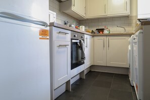 Appartement (1 Bedroom) | Cuisine privée | Réfrigérateur, four à micro-ondes, un four, surface de cuisson