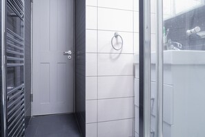 Appartement (1 Bedroom) | Salle de bain | Articles de toilette (gratuits), séchoir à cheveux, serviettes fournies