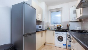 Oven, stovetop, cookware/dishes/utensils - James Middleton House - Deluxe Guest Room 1 (London)