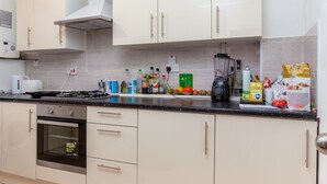 Oven, stovetop, cookware/dishes/utensils - James Middleton House - Deluxe Guest Room 1 (London)