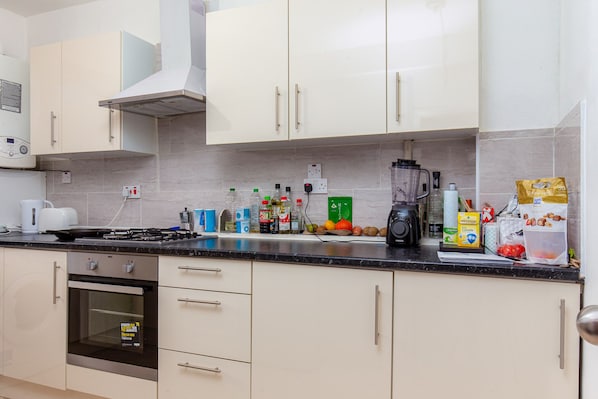 Oven, stovetop, cookware/dishes/utensils