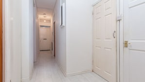1 kamar tidur, setrika/meja setrika, dan seprai linen