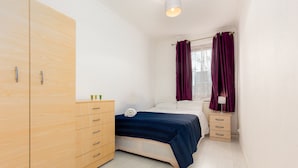 1 kamar tidur, setrika/meja setrika, dan seprai linen