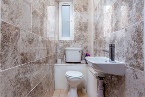 Bathroom - James Middleton House - Deluxe Guest Room 2 (London)