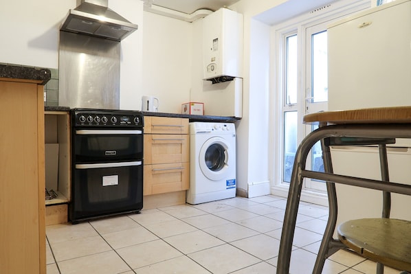 Apartment (1 Bedroom) | Private kitchen | Oven, stovetop