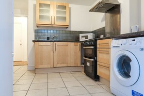 Apartment (1 Bedroom) | Private kitchen | Oven, stovetop - Sidney Street B - Deluxe Single Room 4 (London)
