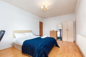 Room - Walk Drive - Deluxe Guest Room 1 (London)