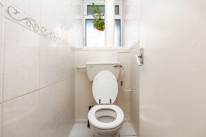 Bathroom - Walk Drive - Deluxe Guest Room 1 (London)