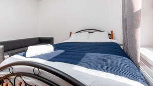Apartment (1 Bedroom) | 1 bedroom, iron/ironing board, bed sheets - Broxbourne House - Deluxe Guest Room 2 (London)