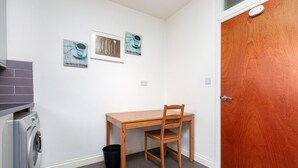 Dining - Broxbourne House - Deluxe Guest Room 2 (London)