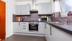 Oven, stovetop - Broxbourne House - Deluxe Guest Room 2 (London)