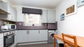 Apartment (1 Bedroom) | Private kitchen | Oven, stovetop - Broxbourne House - Deluxe Guest Room 2 (London)