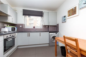 Apartment (1 Bedroom) | Private kitchen | Oven, stovetop