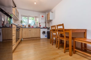 Apartment (1 Bedroom) | Private kitchen - Bazely Street Deluxe Double Room 3 (London)