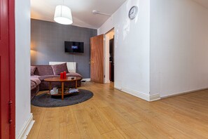 Apartment (1 Bedroom) | 1 bedroom, iron/ironing board - Bazely Street Deluxe Room 1 (London)