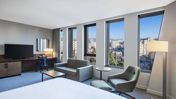 Junior suite, 1 kingsize bed | Woonruimte | Een 55-inch lcd-televisie met satellietzenders en een televisie