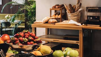 อาหารเช้าแบบบุฟเฟ่ต์ทุกวัน (GEL 70.80 ต่อคน)