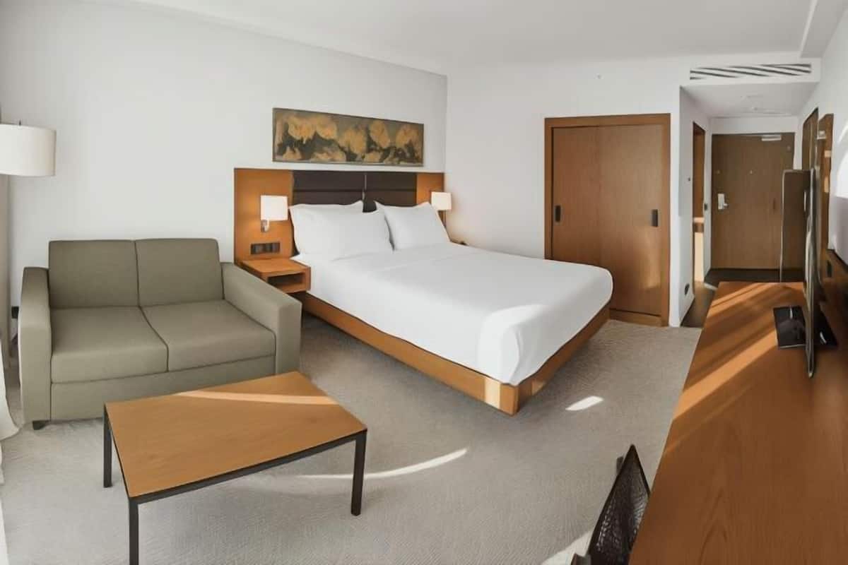 Premium bedding, in-room safe, desk, laptop workspace