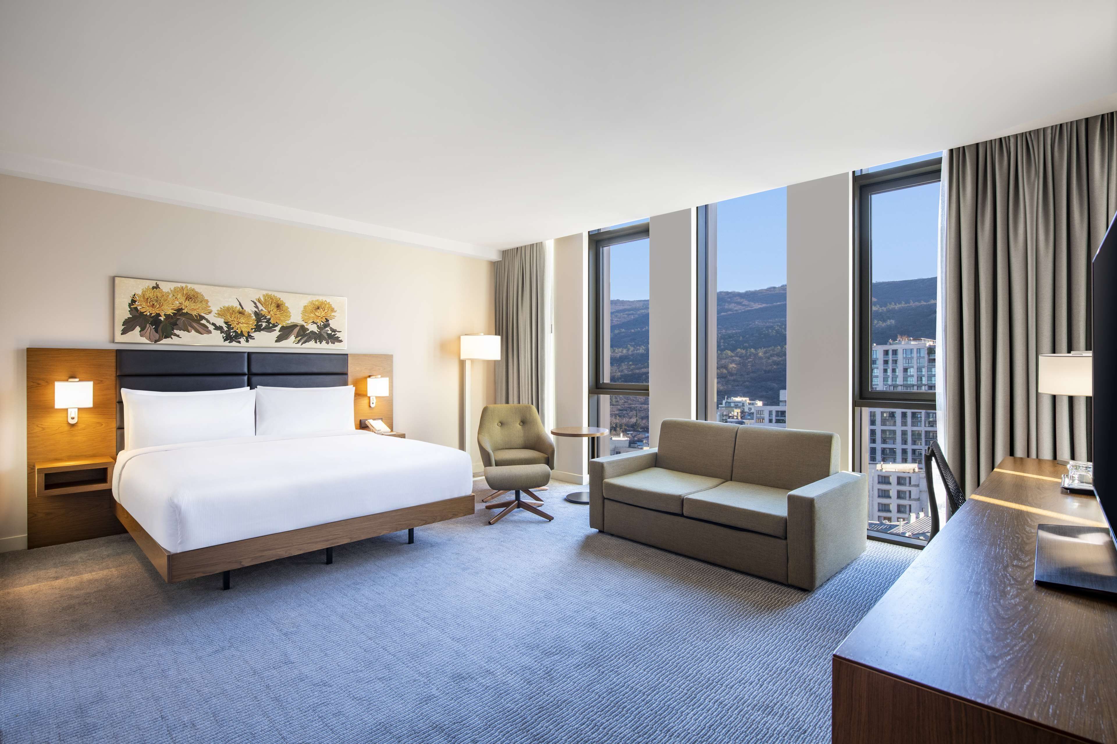 Ropa de cama de alta calidad y caja de seguridad en la habitación 