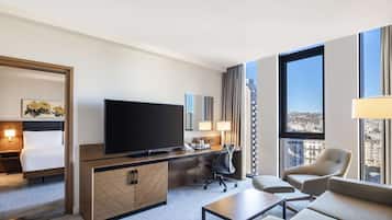 Suite, 1 habitación | Zona de estar | Televisión LCD de 55 pulgadas con canales por satélite, una televisión