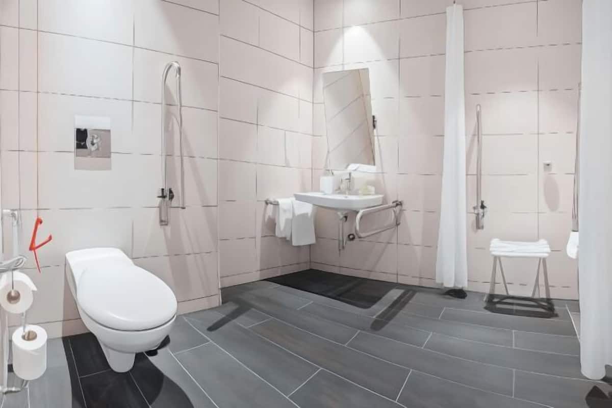 Bathroom | Free toiletries, hair dryer, bidet, heated floors