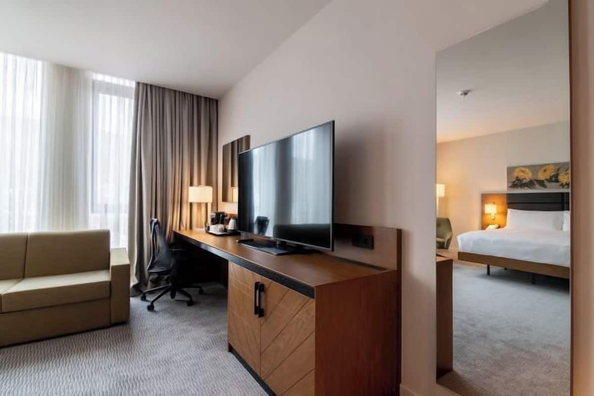 Premium bedding, in-room safe, desk, laptop workspace