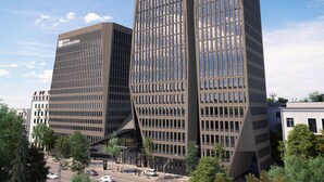 Un edificio moderno con un diseño arquitectónico único, que combina formas rectangulares y angulares.