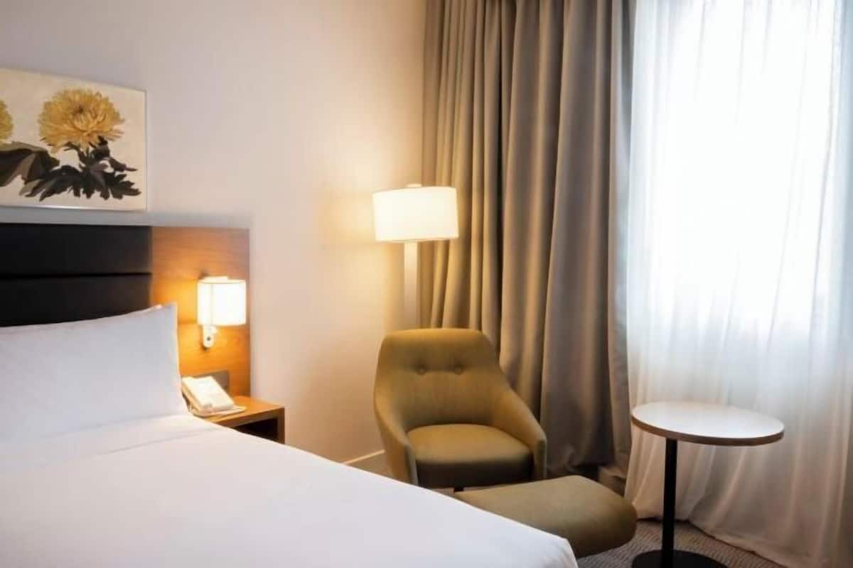 Premium bedding, in-room safe, desk, laptop workspace