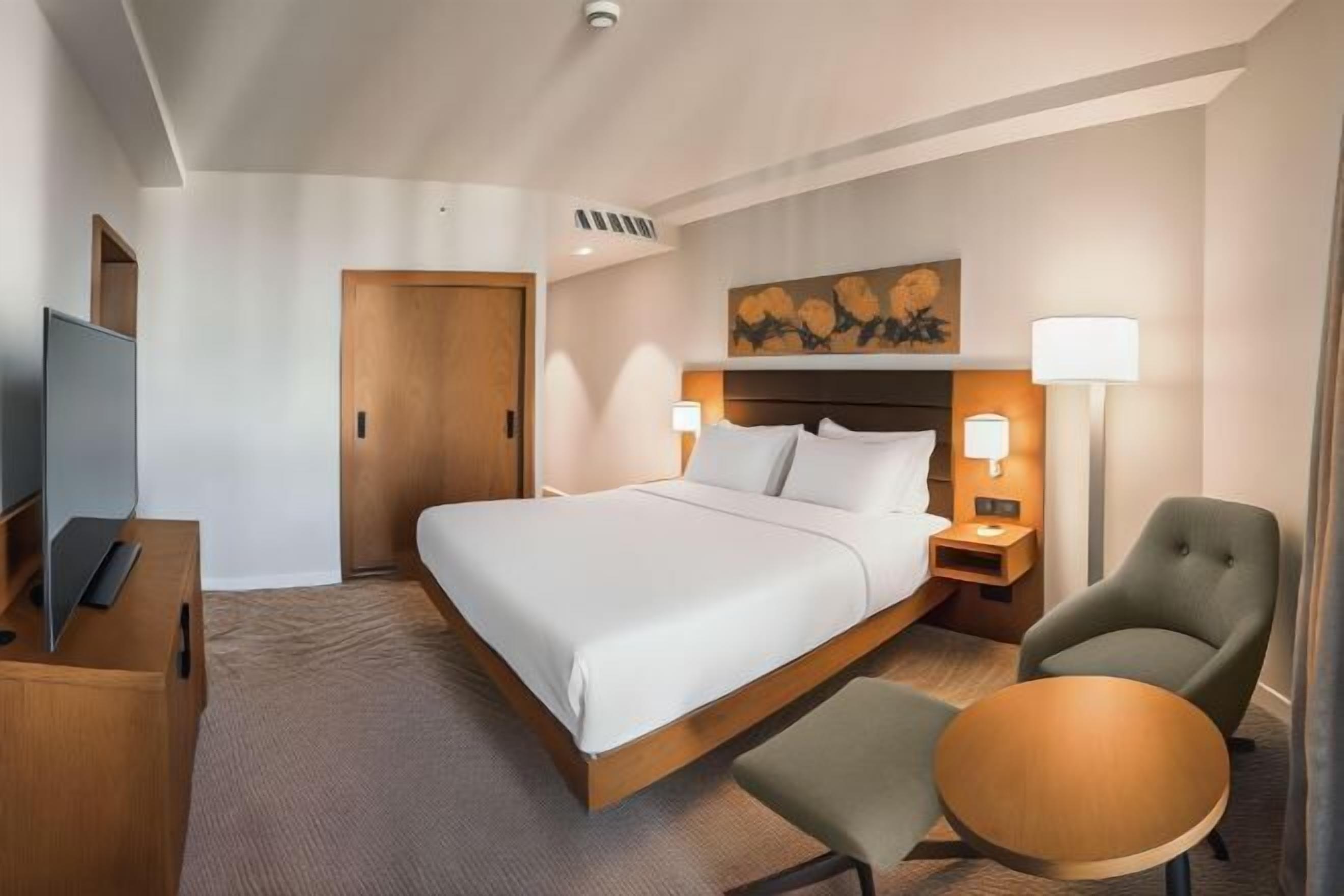 Premium bedding, in-room safe, desk, laptop workspace