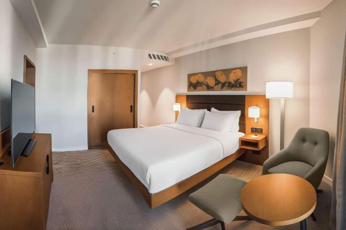 Premium bedding, in-room safe, desk, laptop workspace