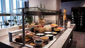 Se sirven desayunos, almuerzos y cenas; cocina local e internacional