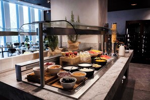 供应早餐、午餐和晚餐，本地与国际菜