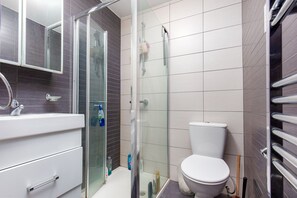 Tina con regadera y amenidades de baño gratuitas 