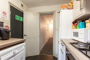 Fridge, microwave, oven, stovetop - Clemence Street - Deluxe Guest Room 1 (London)