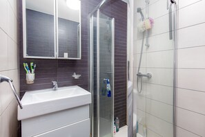Combined shower/tub, free toiletries - Clemence Street - Deluxe Guest Room 1 (London)