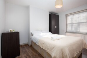 1 dormitorio, tabla de planchar con plancha, wifi gratis y ropa de cama