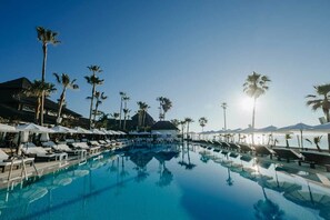 Outdoor pool - Villa for Golf & Relax, Marbella VIP location, Infinity pool, Seaview, 5 min Beach (Estepona)