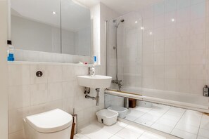 Apartment (1 Bedroom) | Bathroom - Parkview Apartments 30 - Deluxe Guest Room 2 (London)
