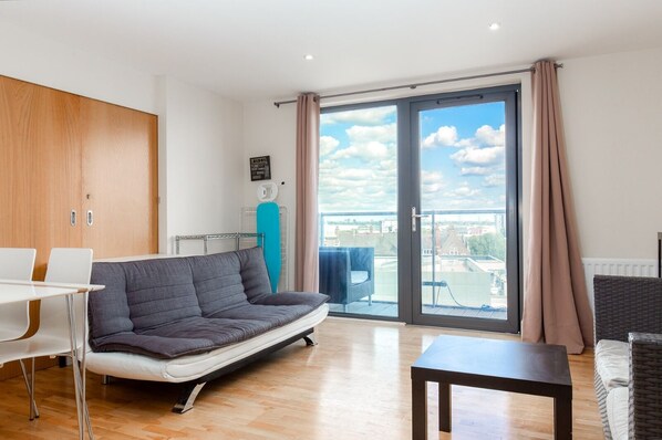 Plasma TV - Parkview Apartments 30 - Deluxe Guest Room 2 (London)