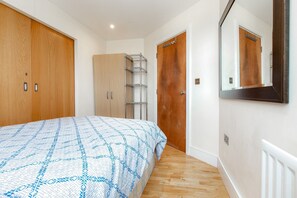 1 bedroom, iron/ironing board, free WiFi, bed sheets - Parkview Apartments 30 - Deluxe Guest Room 2 (London)