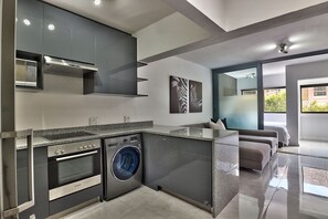 Comfort Apartment, 1 Bedroom | Private kitchen | Fridge, microwave, oven, stovetop - 5 Middlehof Three Anchor Bay (Cape Town)