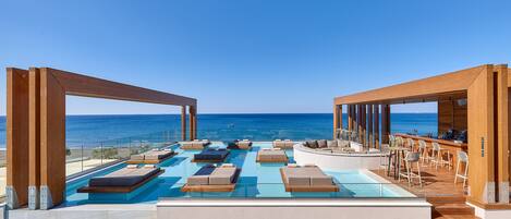 Piscine extérieure (ouverte en saison), parasols de plage