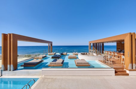Seasonal outdoor pool, open 8:30 AM to 7:00 PM, pool umbrellas. Enorme Santanna Beach