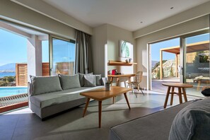 Junior Suite, Private Pool | Ruang tamu | TV skrin rata 