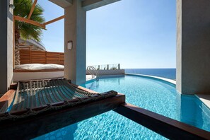 Suíte júnior, piscina particular | Cofres nos quartos, escrivaninha, cortinas blackout