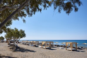 Plage privée, chaises longues, parasols, serviettes de plage