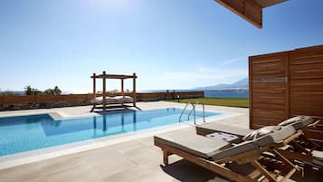 Double Room (Swim Up) | 1 bedroom, in-room safe, desk, blackout drapes